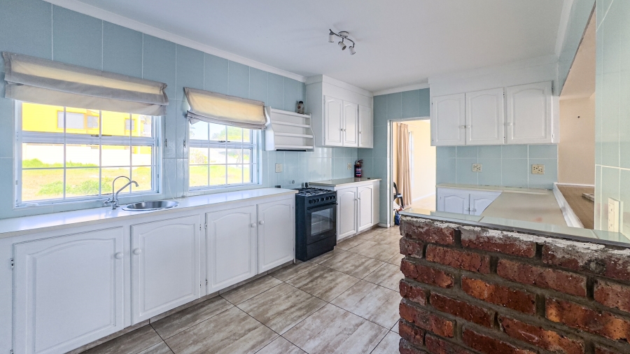 8 Bedroom Property for Sale in Middedorp Western Cape